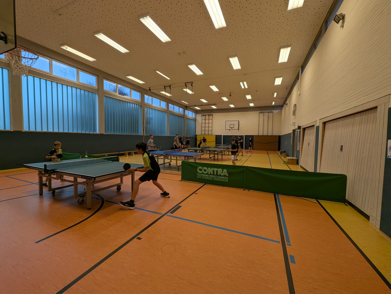 Jugendliche des TTC Landeck an den Platten während des Jugendtrainings.